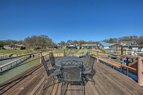 Lakefront Cottage in Gun Barrel City with Hot Tub