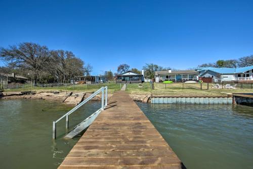 Lakefront Cottage in Gun Barrel City with Hot Tub