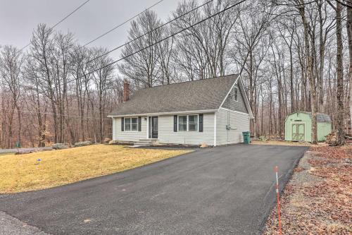 Cozy Poconos Retreat about 1 Mi to Lake Carobeth! in Tobyhanna, USA