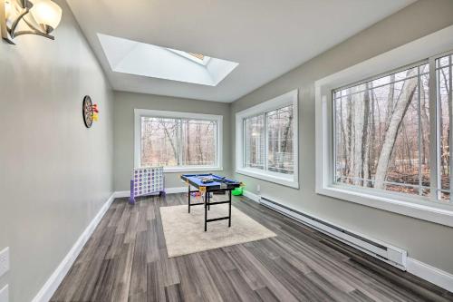 Cozy Poconos Retreat about 1 Mi to Lake Carobeth! in Tobyhanna, USA