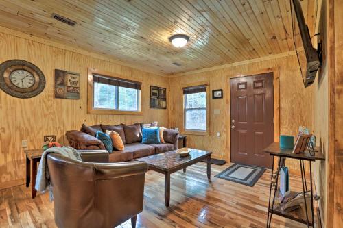 Cozy Creekside Cabin about 24 Mi to Red River! in Beattyville, USA