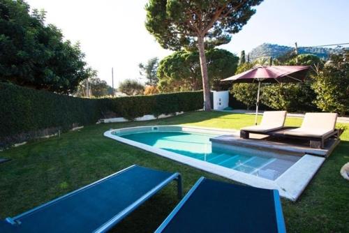 quiet house to enjoy the holidays, with pool and jacuzzi in the garden in Cabrera De Mataró