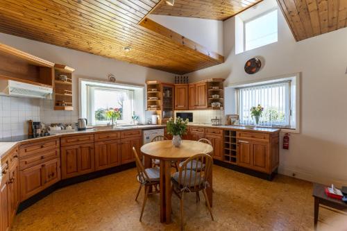 Зовнішній вигляд готелю, East Kelt Farm Cottage in Денні
