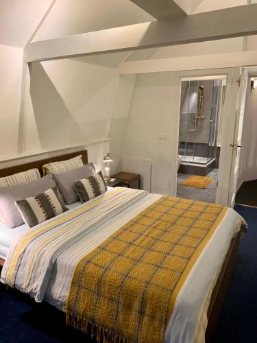 Standard Double Room image 2