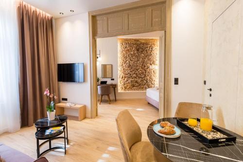 Paleo Suites, Athen