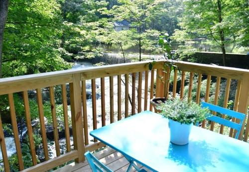 Cottage at Millpond Falls - A Romantic Escape