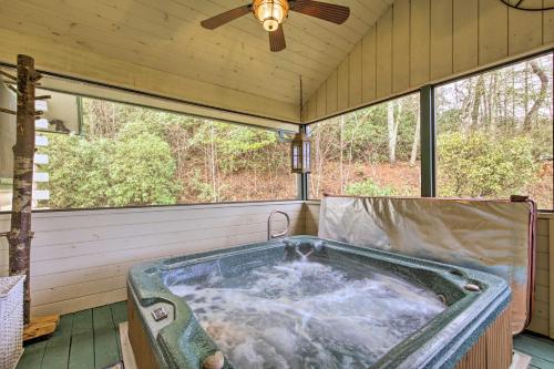 Ellijay Cabin with Porch & Private Hot Tub!, Ellijay
