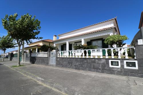 Casa das Vinhas, Mosteiros