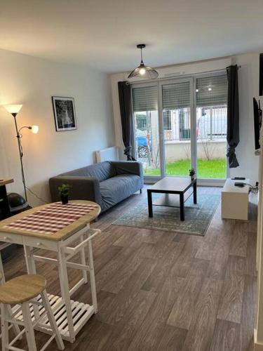 Appartement F2 de haut standing en hypercentre avec jardin privé à 270 m de la Gare de MANTES ! - Location saisonnière - Mantes-la-Ville