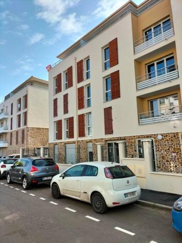 Appartement F2 de haut standing en hypercentre avec jardin prive a 270 m de la Gare de MANTES ! in Mantes-la-Ville
