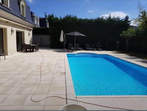 MAGNIFIQUE MAISON MANSART AVEC PISCINE 10KM DE PARIS EVENEMENTIELs SOUS CONDITIONS gîte à louer Choisy-le-Roi