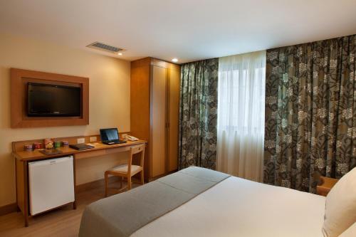 Windsor Martinique The 3-star Windsor Martinique offers comfort and convenience whether youre on business or holiday in Rio De Janeiro. Both business travelers and tourists can enjoy the hotels facilities and services