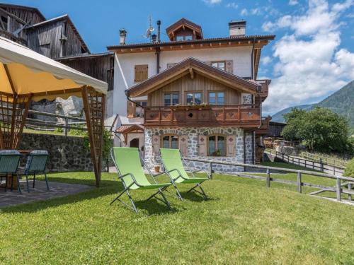 Hilltop apartment in Commezzadura with garden gîte à louer Dimaro