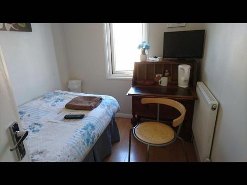 Room in Guest room - Tiny Single shared bathroom Room ssbyr - image 2