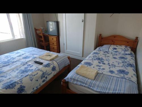 Room in Guest room - Comfortable Family room with Tv, Free Fast Wifi, Sleeps 4 with 1 Bunk Bed London