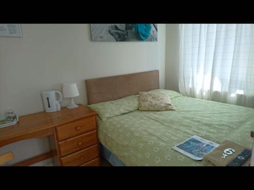 Room in Guest room - Double Room private shower room deg-yr Hillingdon 