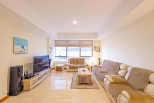 Luxury Escapes - Stylish 1BR - Murad Tower - Close to the Emirates Mall, Dubaj