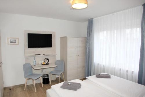 Standard Double Room image 5
