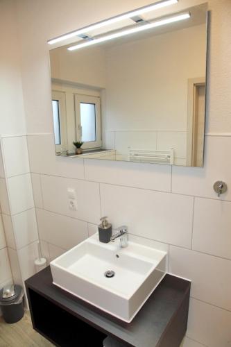 Standard Double Room image 3