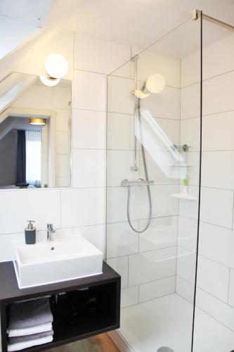 Standard Double Room image 8