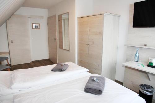 Standard Double Room image 7