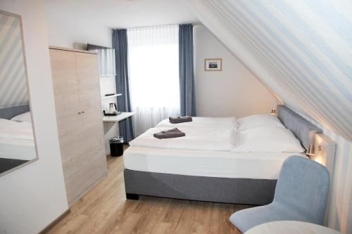 Standard Double Room image 6