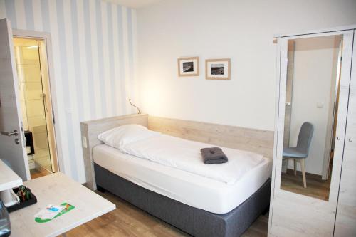 Standard Single Room image 3