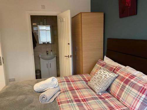 Room in Guest room - Apple House Wembley