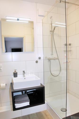 Double Room with Balcony image 2