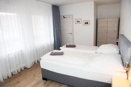 Double Room with Balcony image 3