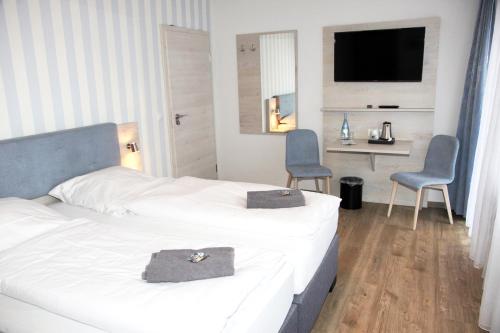 Double Room with Balcony image 4