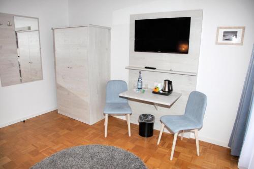 Deluxe Double Room with Balcony image 5
