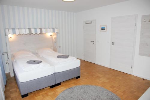 Deluxe Double Room with Balcony image 2