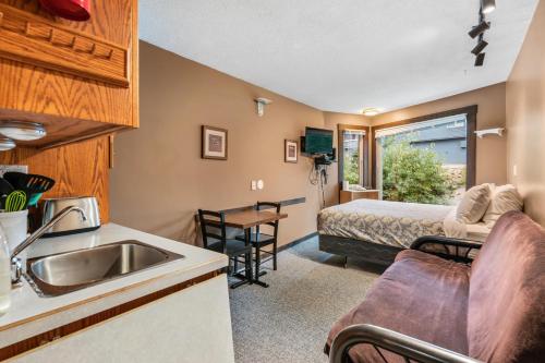 Cozy Corner - Whitefoot Lodge 126