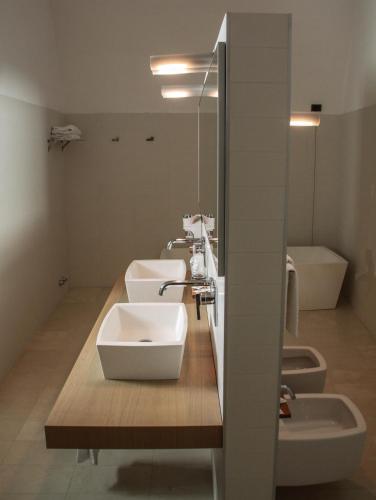 Hotel Cavour et des Officiers - Tap to explore photos