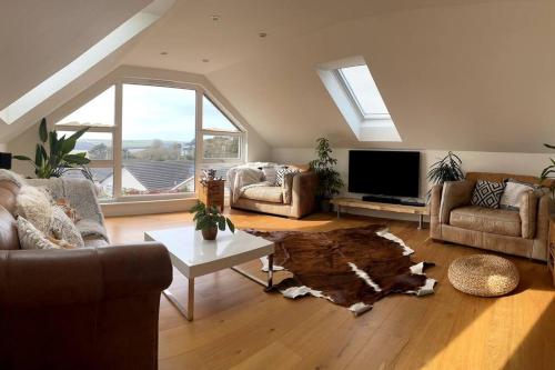 Stunning 4 Bedroom Home with Wild Spa, Gym & Hot Tub in Trencreek