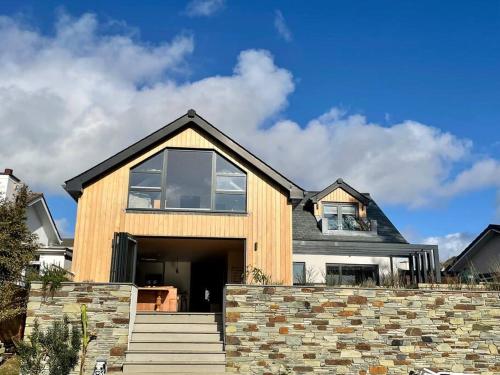 Exterior view, Stunning 4 Bedroom Home with Wild Spa, Gym & Hot Tub in Trencreek