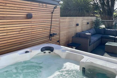 Hot tub, Stunning 4 Bedroom Home with Wild Spa, Gym & Hot Tub in Trencreek