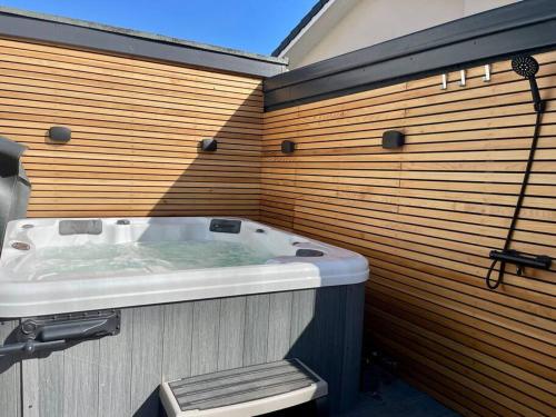 Hot tub, Stunning 4 Bedroom Home with Wild Spa, Gym & Hot Tub in Trencreek