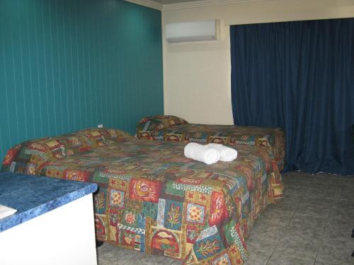 1 queen bed, 1 twin bed