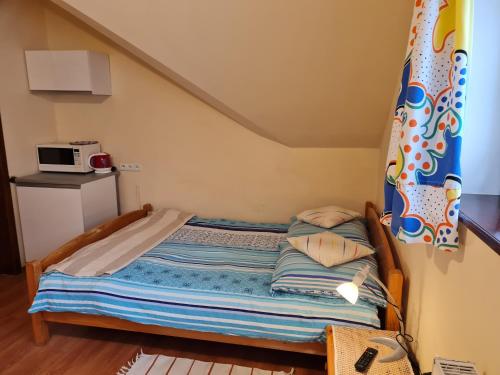 Large Single Room image 6
