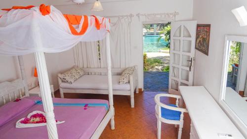 2 twin beds, 1 sofa bed