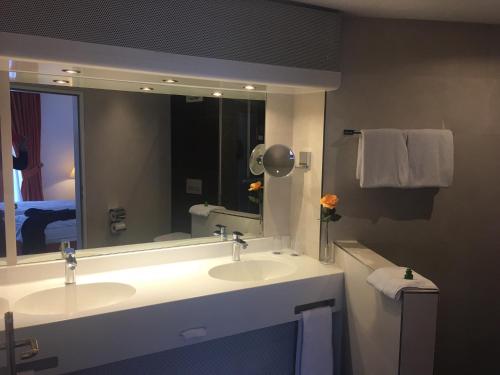 room detail thumbnail 2