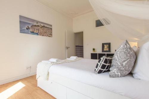 One-Bedroom Apartment image 7