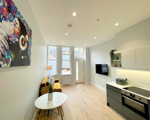 Chic, Newly Reno'd 1 Bed Open Plan, nr The Meadows