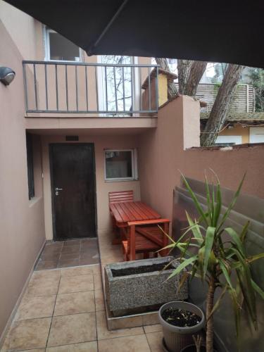 Economy Triple Room image 8