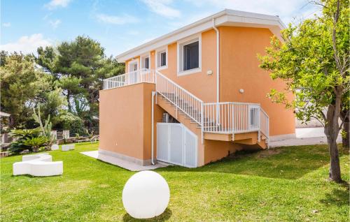 Stunning home in Fontane Bianche with WiFi and 2 Bedrooms gîte à louer Siracusa Racecourse