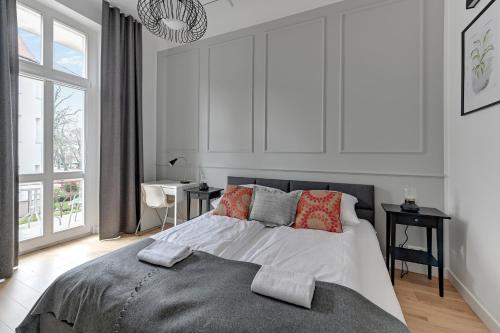 Grand Apartments - Two bedroom 6 person city center apartment - image 2