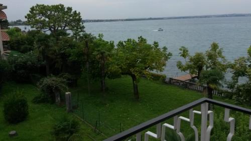 Double Room with Partial Lake View image 4