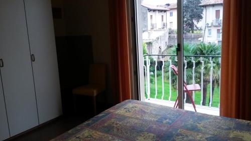 Double Room with Partial Lake View image 5